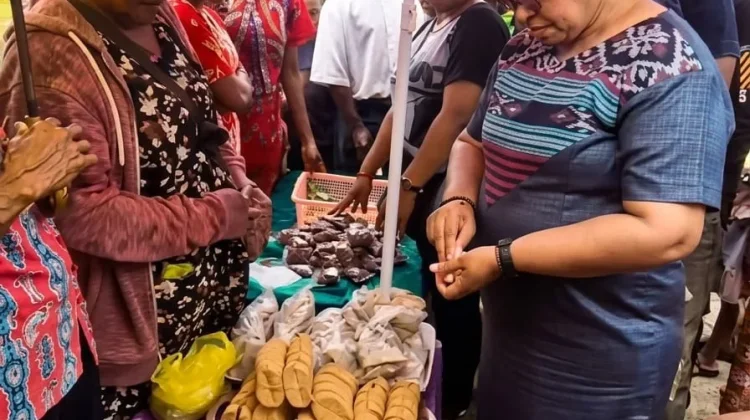Bupati Petronela Krenak Dorong Peningkatan Ekonomi Pedagang Lokal Warga