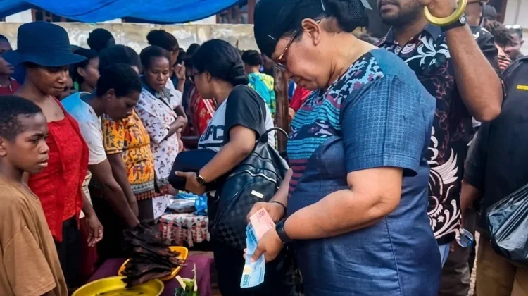 Bupati Petronela Krenak Dorong Peningkatan Ekonomi Pedagang Lokal Warga