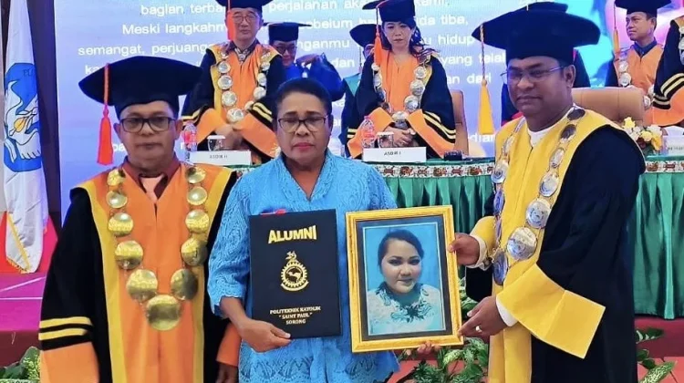 Haru di Wisuda Poltek Saint Paul Sorong, Ibu Terima Ijazah Putrinya yang Telah Tiada
