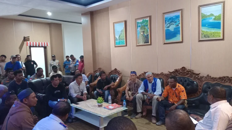 Bupati Raja Ampat Temui Ojek dan Sopir Pegunjuk Rasa, Bahas Solusi Soal Maxim