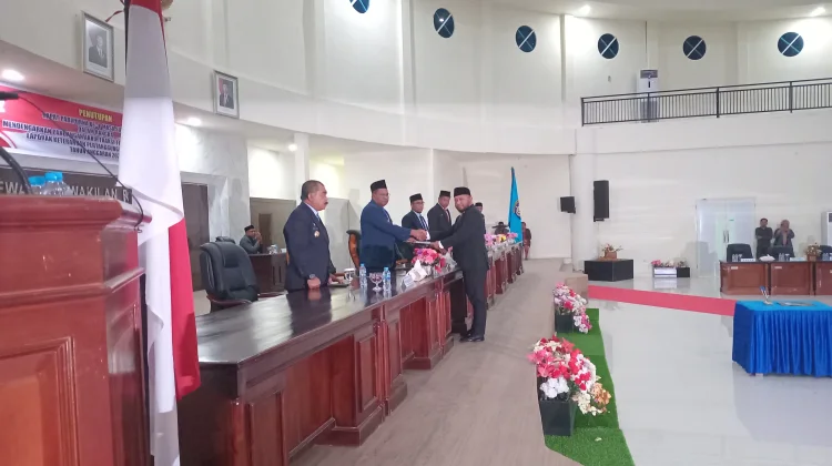 Beri Sejumlah Rekomendasi, Lima Fraksi DPRK Terima LKPJ Bupati Raja Ampat