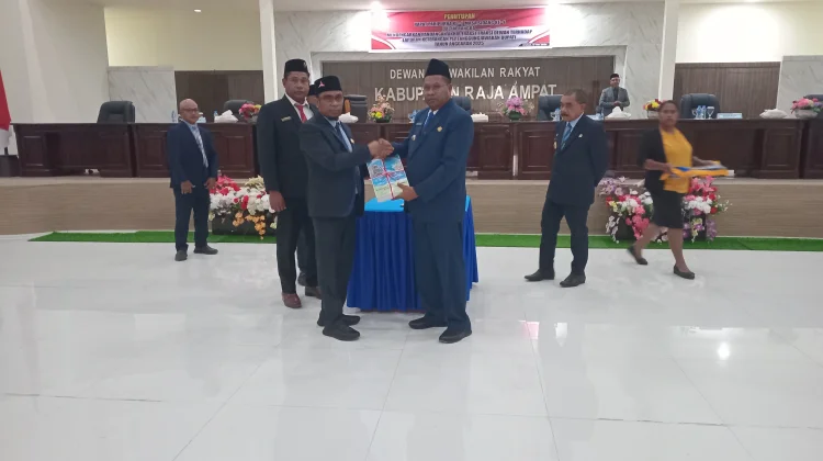 Beri Sejumlah Rekomendasi, Lima Fraksi DPRK Terima LKPJ Bupati Raja Ampat