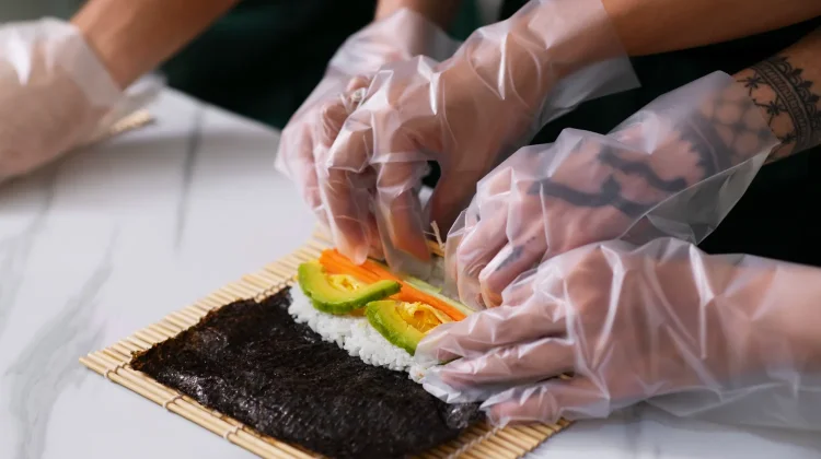 Sarung Tangan Plastik saat Makan Belum Tentu Higeinis