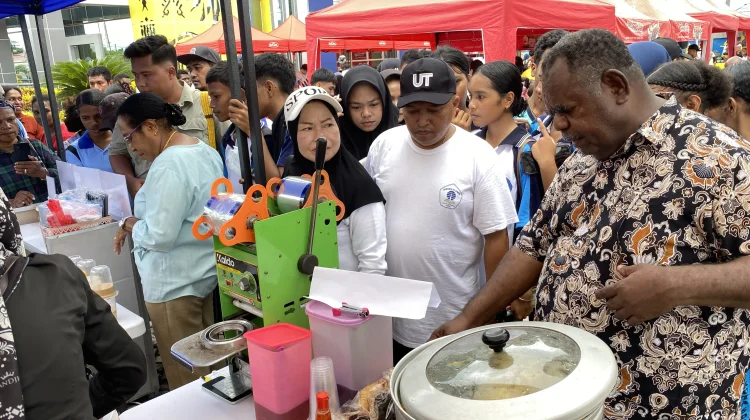 Gubernur Elisa dan Istri Borong Dagangan UMKM di HUT UT Sorong, Diserbu Peserta