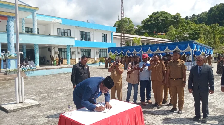 Bupati Raja Ampat Lantik dan Kukuhkan 112 Kepala Kampung