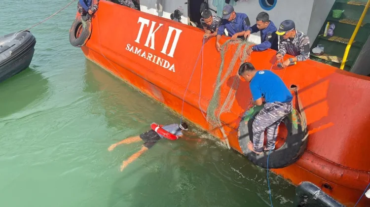 Tersangkut Jaring Nelayan, Kapal SPOB TK II Diselamatkan Kapal Perang TNI AL