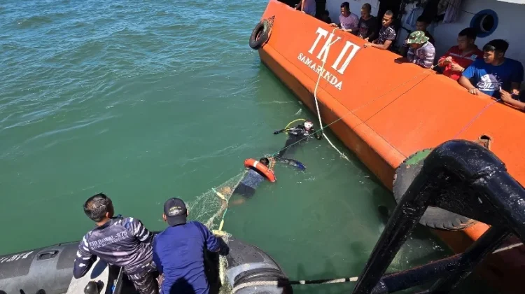 Tersangkut Jaring Nelayan, Kapal SPOB TK II Diselamatkan Kapal Perang TNI AL