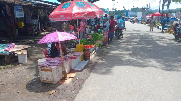 Sepi Pembeli, Puluhan Pedagang di Raja Ampat Kembali Berjualan di Pasar Lama