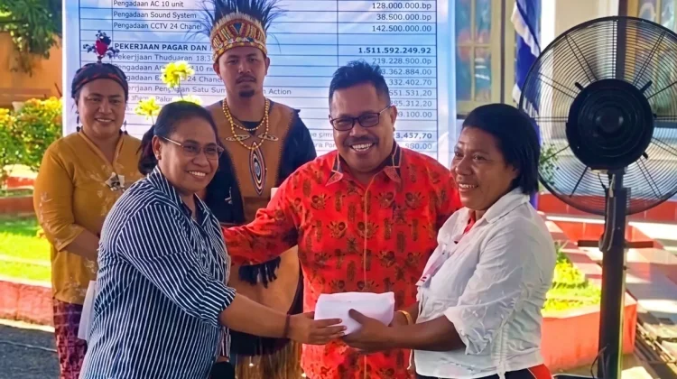 Petronela Krenak Apresiasi Semangat Gotong Royong Jemaat Maranatha