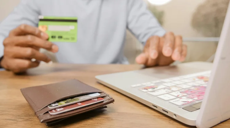 Kenali Plus Minus Menabung di Bank vs Dompet Digital