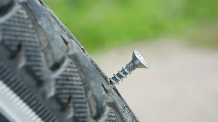 Jangan Cabut Paku Ban Tubeless sebelum Sampai Bengkel