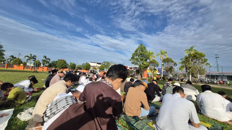 Pelaksanaan Salat Iduladha di Lapangan SMK Negri 3 Kota Sorong Berjalan Khidmat