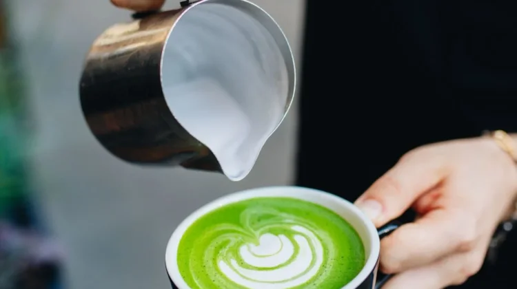 Tips Racik Matcha Kekinian yang Sehat dan Estetis Menurut Ahli