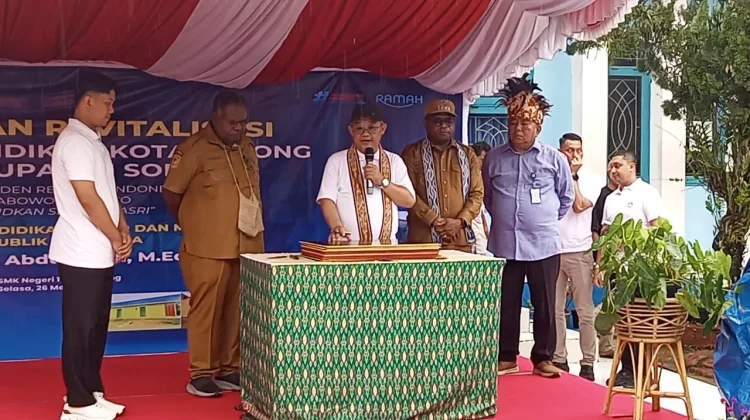 Gubernur Elisa Kambu Usulkan Pengelolaan SMA/SMK Kembali ke Provinsi
