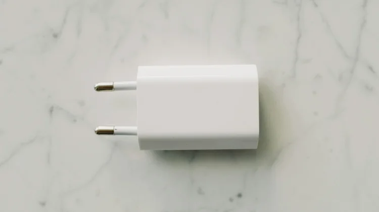 Biar HP Awet dan Gak Lemot, Ini 5 Tips Memilih Kepala Charger yang Tepat!
