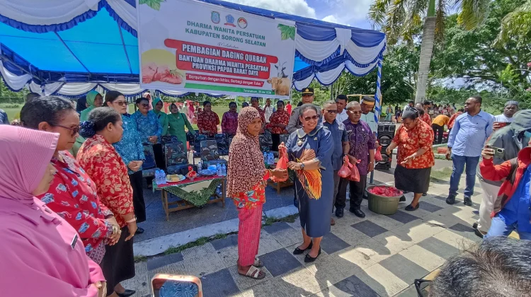 Dharma Wanita Persatuan Sorong Selatan Bagikan Daging Kurban untuk Umat Islam