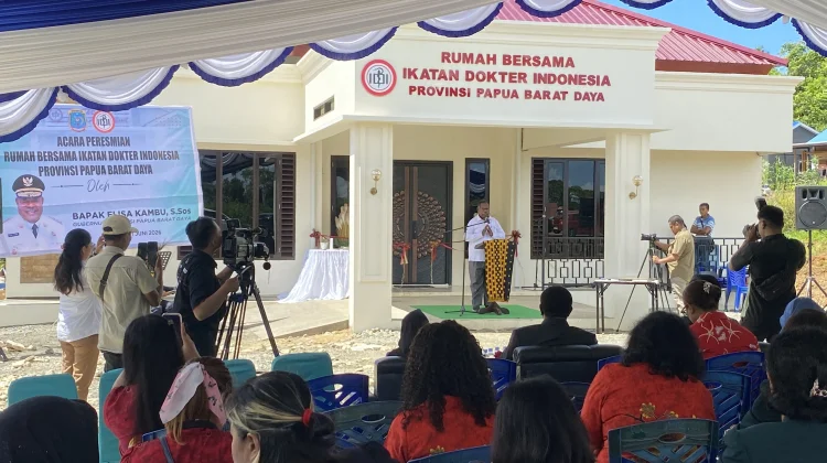 Gubernur Elisa Kambu Minta Dokter Bersatu Bangun Pelayanan Kesehatan yang Merata