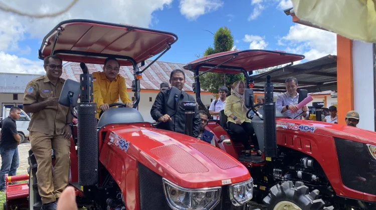 Robert Kardinal Serahkan Traktor hingga Alsintan ke Petani Kabupaten Sorong