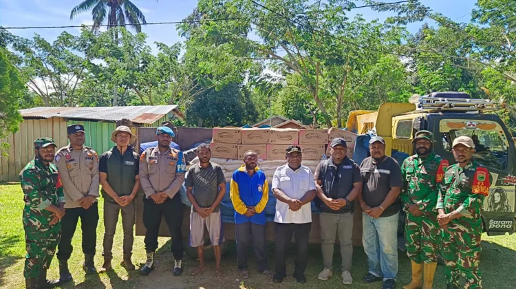 Pemkab Tambrauw Serahkan Bantuan Pangan untuk Masyarakat di Kebar Raya