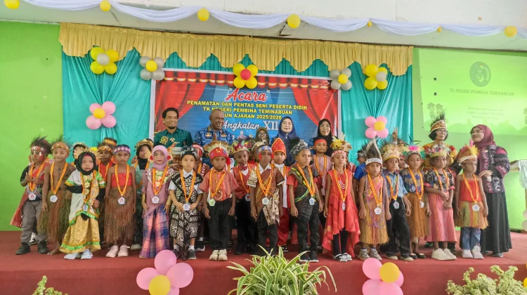 TK Negeri Pembina Teminabuan Tamatkan 43 Anak Didik