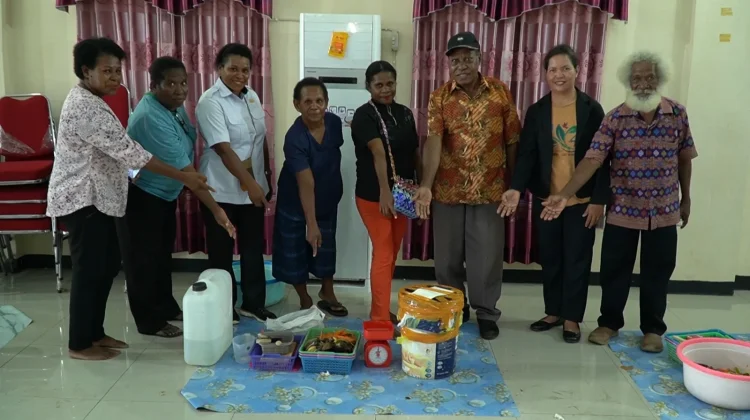 DPPLH Sorong Latih Masyarakat Adat Olah Sampah Organik Jadi Eco-Enzyme
