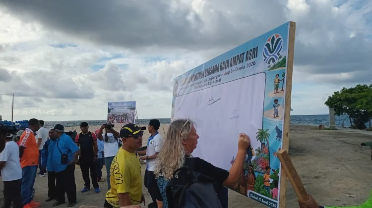 Peringatan Hari Lingkungan Hidup di Raja Ampat, Bersih Pantai hingga Edukasi