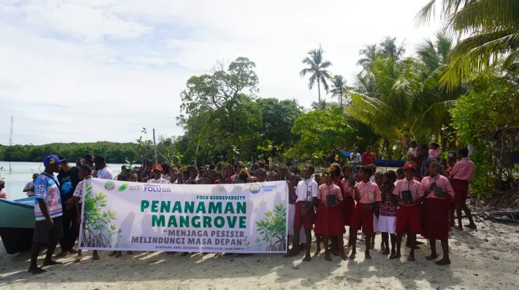 Masyarakat Adat dan Pelajar Tanam 1.020 Bibit Mangrove di Pulau Terluar Raja Ampat