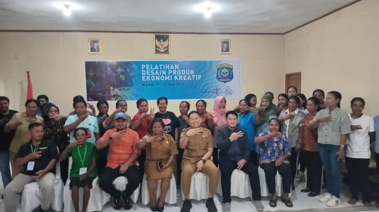 Dispar Raja Ampat  Fasilitasi Pelatihan Desain Produk bagi Mama-mama Papua