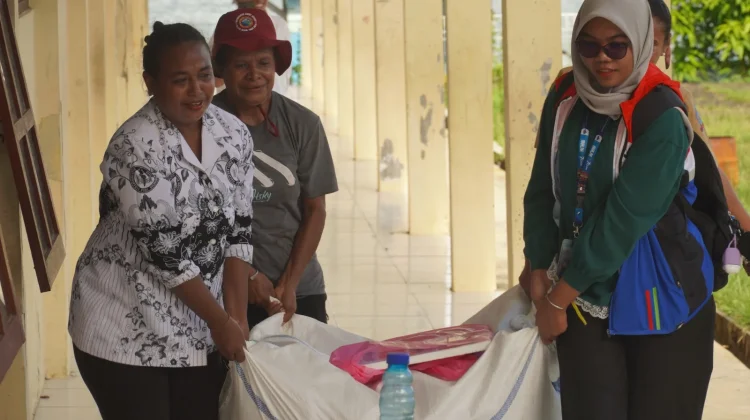Pertamina Patra Niaga Kilang Kasim Hadirkan Senyum untuk Anak-Anak Pulau Kasim