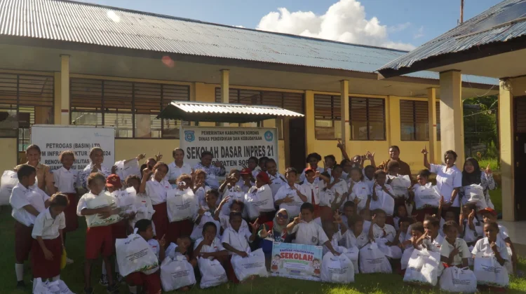 Pertamina Patra Niaga Kilang Kasim Hadirkan Senyum untuk Anak-Anak Pulau Kasim