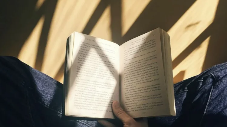 Manfaat Membaca Buku Fisik di Era Serba Digital