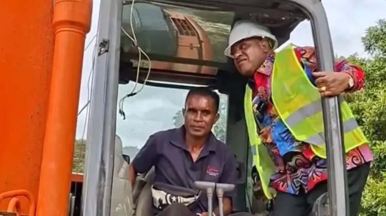 Bupati Maybrat Canangkan Peningkatan Jalan Yukase–Mare Sepanjang 4 Kilometer