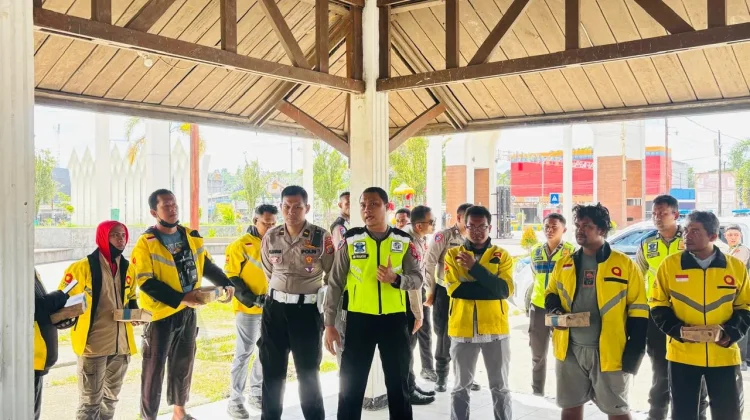 Sambut Hari Bhayangkara, Polda PBD Salurkan Bantuan Sembako pada Komunitas Maxim
