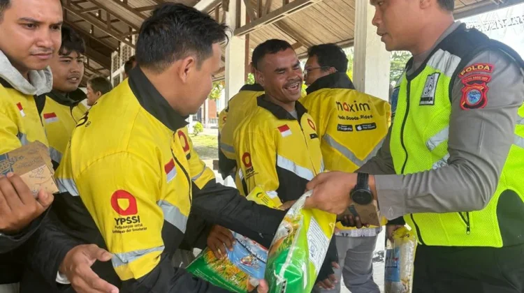 Sambut Hari Bhayangkara, Polda PBD Salurkan Bantuan Sembako pada Komunitas Maxim