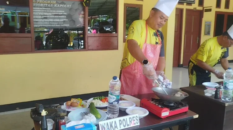 Kasat Narkoba Juara Masak Nasi Goreng di Polres Raja Ampat Sambut Hari Bhayangkara