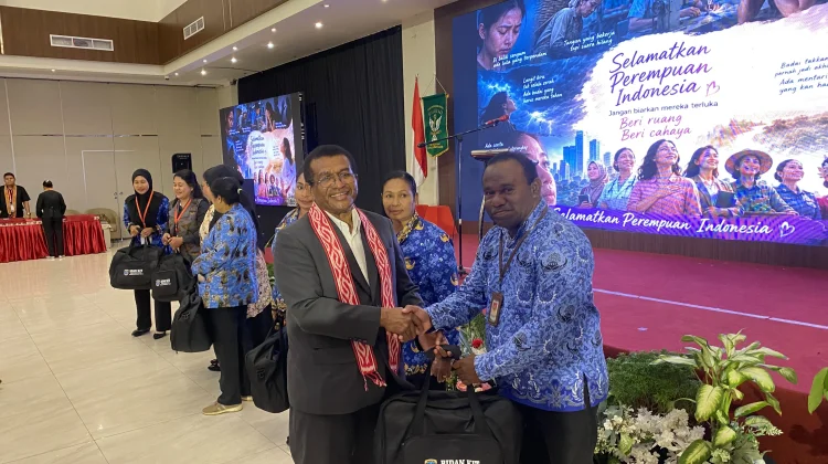 Dinkes Papua Barat Daya Salurkan 100 Bidan Kit untuk Perkuat Layanan Persalinan