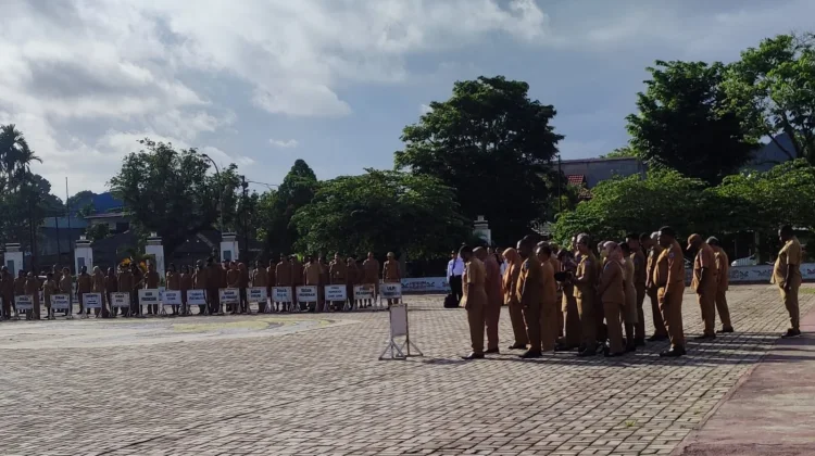 Santai Jalan saat Apel, Plt Sekda Kota Sorong Tegur ASN
