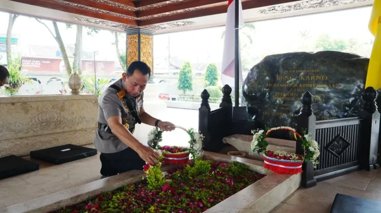 Kapolri Melaksanakan Ziarah Nasional ke Makam Presiden Pertama RI