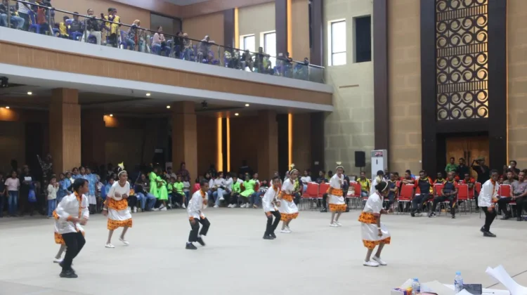 Sambut Hari Bhayangkara, Kapolda PBD Membuka Secara Resmi Lomba Yospan