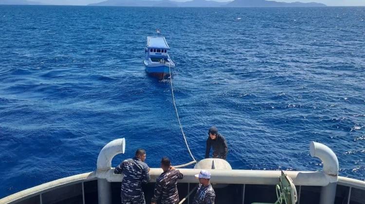 Kapal TNI AL Selamatkan Kapal Kayu Milik Nelayan akibat Mesin Rusak Ditengah Laut