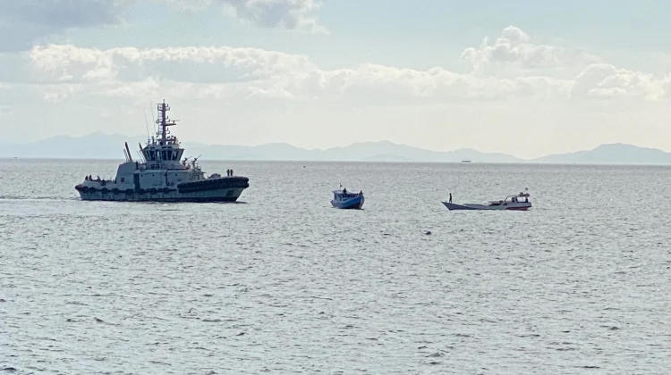 Kapal TNI AL Selamatkan Kapal Kayu Milik Nelayan akibat Mesin Rusak Ditengah Laut