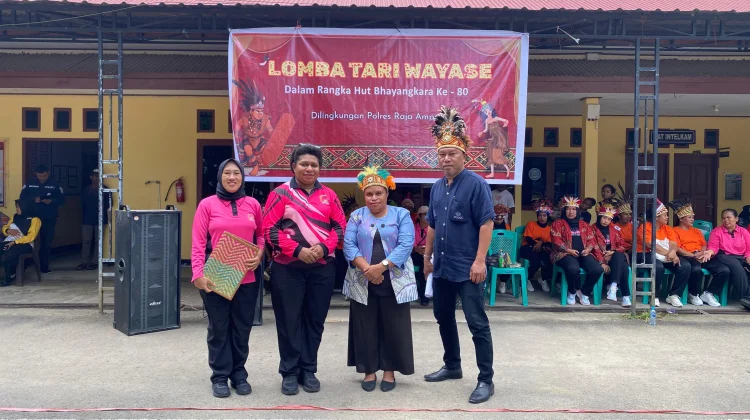 Lomba Tari Wayase Meriahkan Rangkaian HUT ke-80 Bhayangkara di Polres Raja Ampat