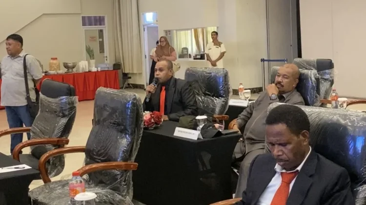 Interupsi Penyerahan LHP BPK, Cartensz Minta Dokumen Dibagikan ke Anggota DPRP PBD