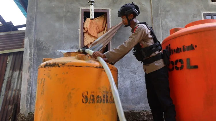 Polda PBD Salurkan 20 Ribu Liter Air Bersih untuk Masyarakat