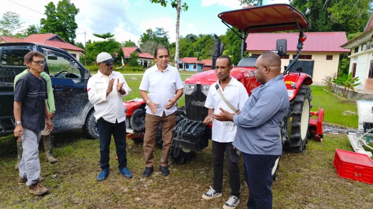 RJK Salurkan Alsintan dan Bantuan Irigasi untuk Poktan di Eks Transmigrasi Sorsel