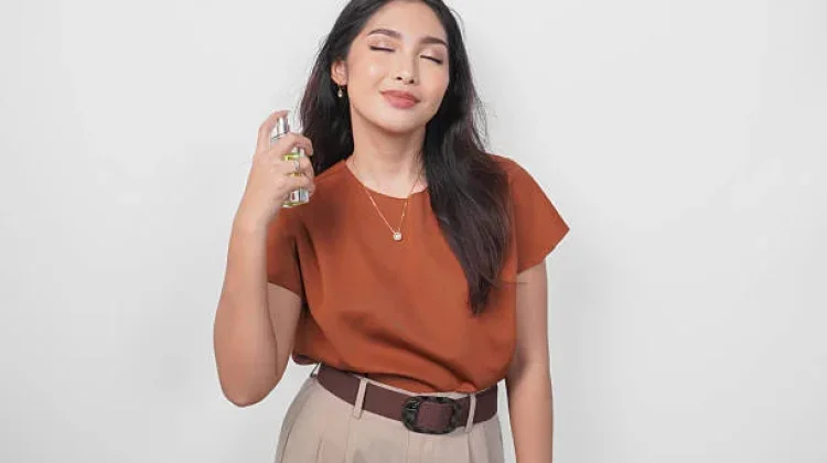 Masih Semprot Parfum di Leher? Setop Lakukan Hal Ini