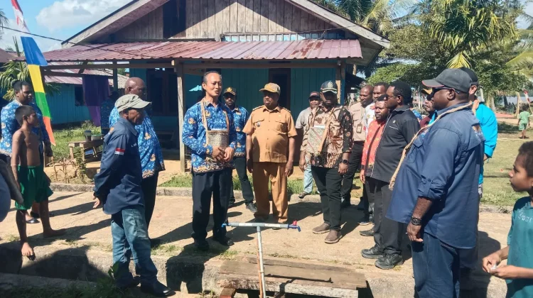 Pemkab Sorong Resmikan Dermaga Apung dan Sarana Air Bersih di Kampung Mamsit