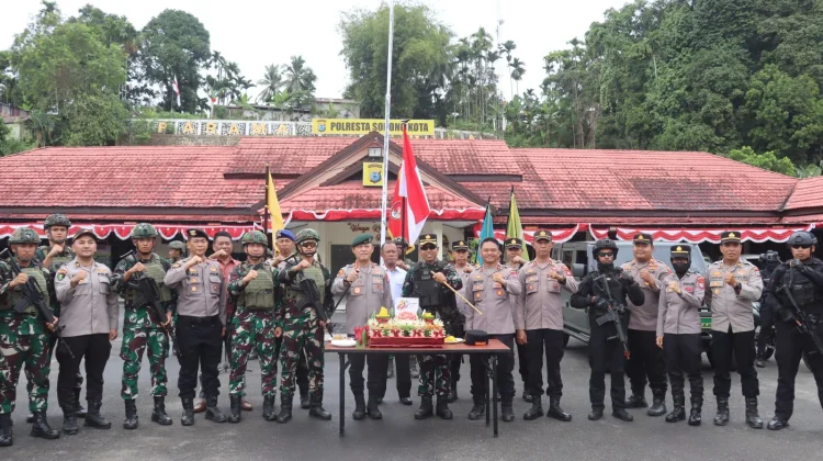 Dengan Berjalan Kaki, Danyonif 762/VYS ke Polresta Beri Ucapan HUT ke-80 Bhayangkara