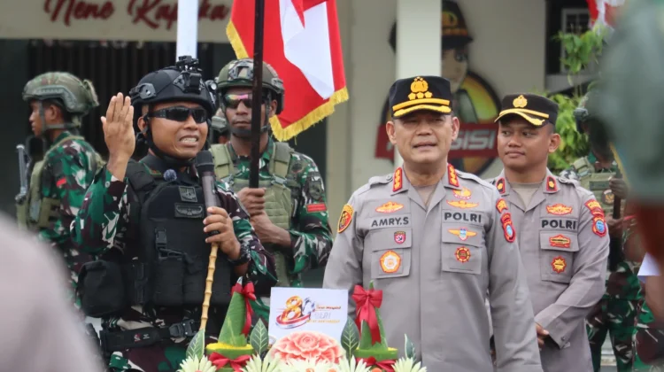 Dengan Berjalan Kaki, Danyonif 762/VYS ke Polresta Beri Ucapan HUT ke-80 Bhayangkara