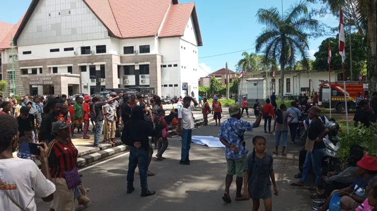Tuntut Transparansi Dana Otsus, Ratusan Mama-Mama Papua Duduki Kantor Gubernur PBD